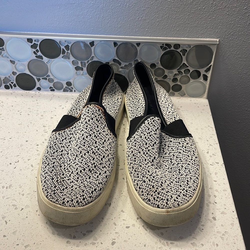 VINCE woman’s Blair black white knit closed round toe slip on sneakers